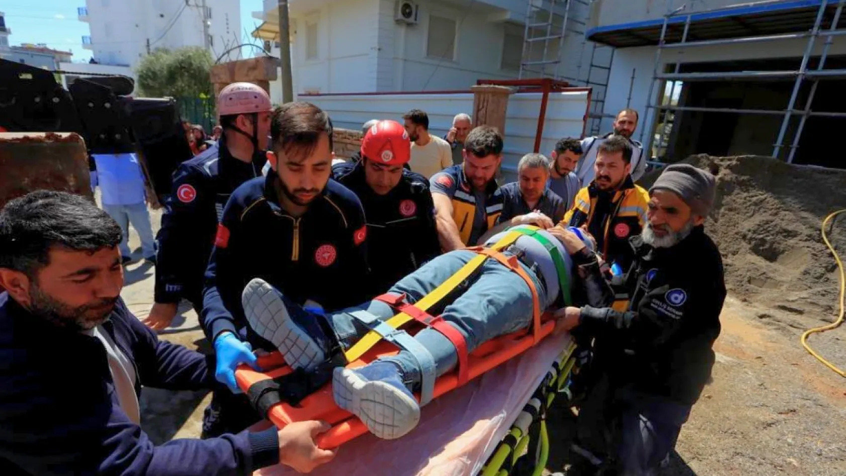 Antalya'da demir iskeleden düşen inşaat işçisi yaralandı