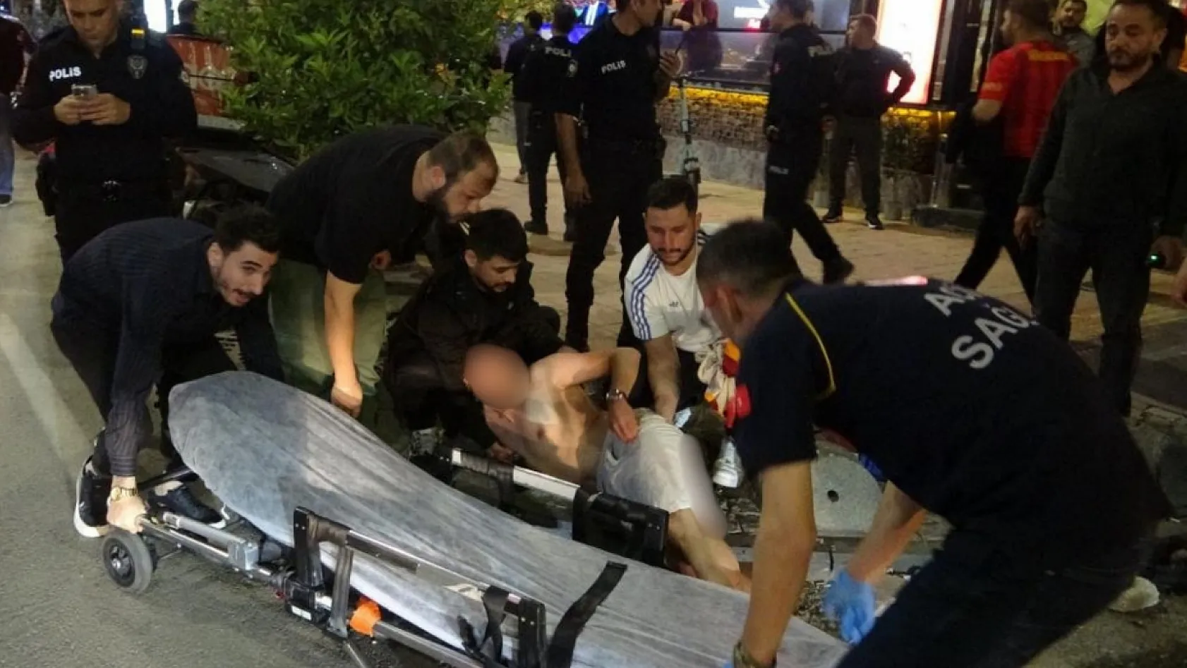 Antalya'da derbi galibiyetini kutlayan bir taraftar bıçakla yaralandı