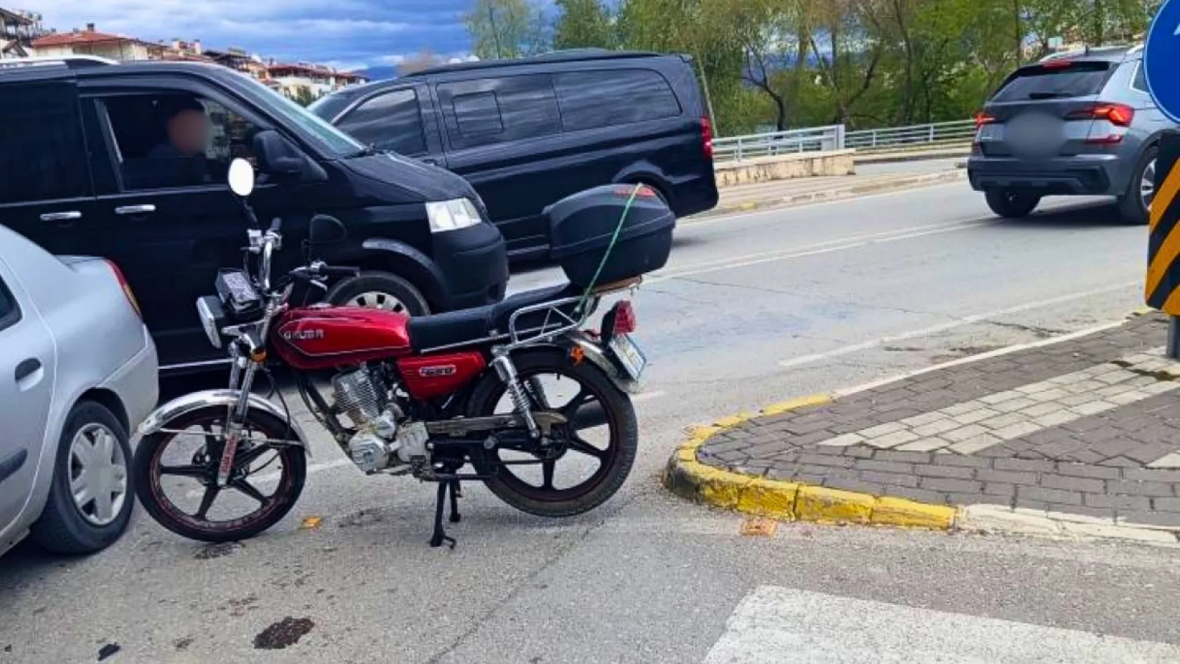 Antalya'da dönüş yasağına uymayan otomobile motosiklet çarptı: 2 yaralı