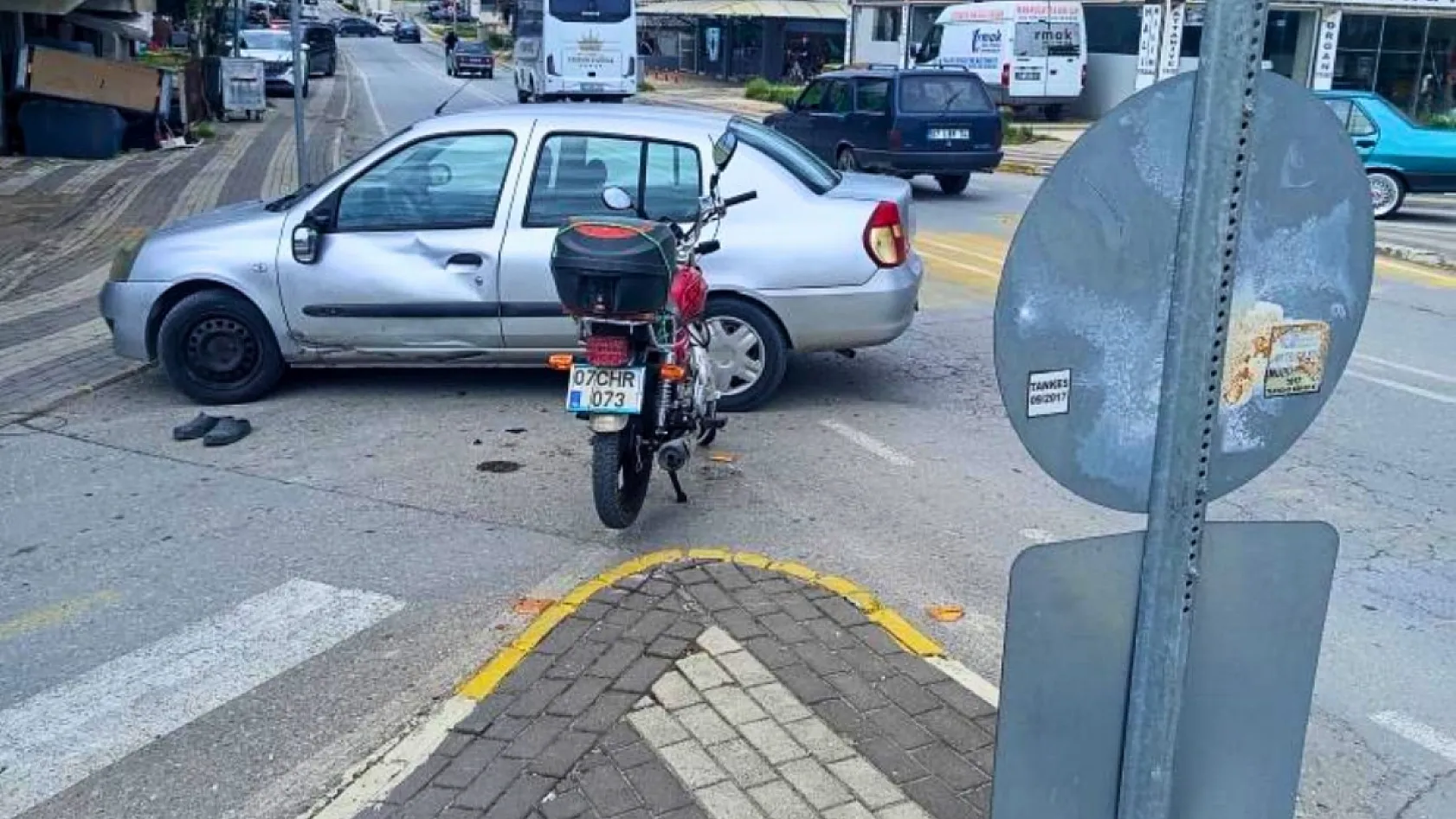 Antalya'da dönüş yasağına uymayan otomobile motosiklet çarptı: 2 yaralı