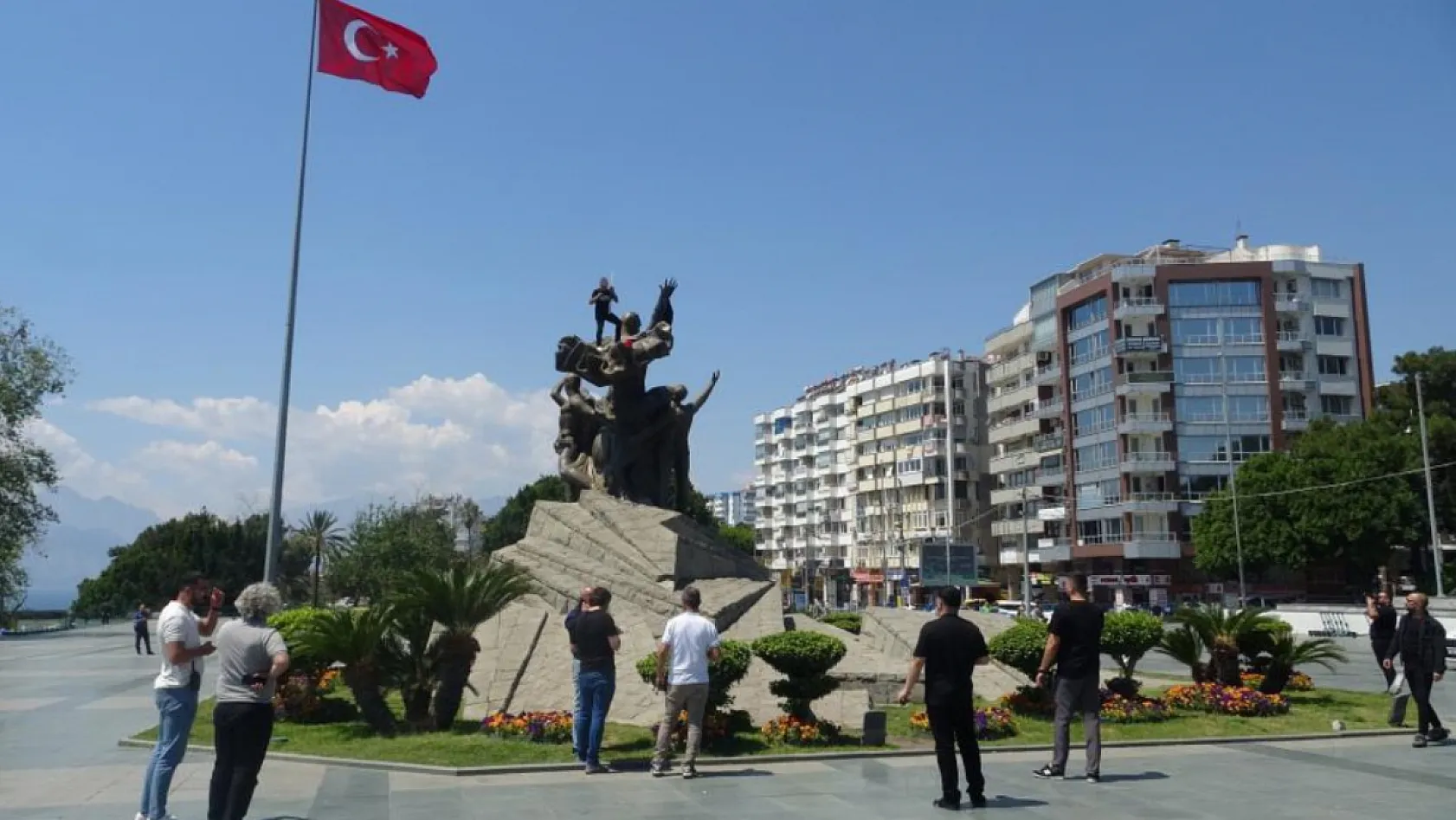 Antalya'da Elinde Benzin Bidonuyla Herkesi Ayağa Kaldırdı