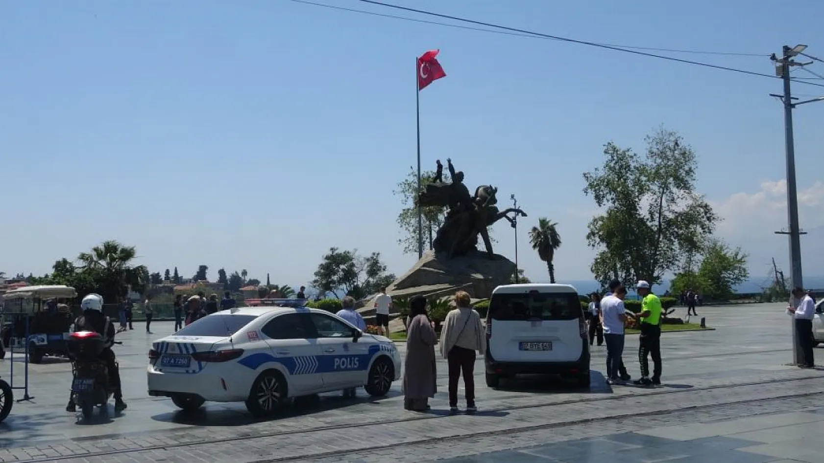 Antalya'da Elinde Benzin Bidonuyla Herkesi Ayağa Kaldırdı