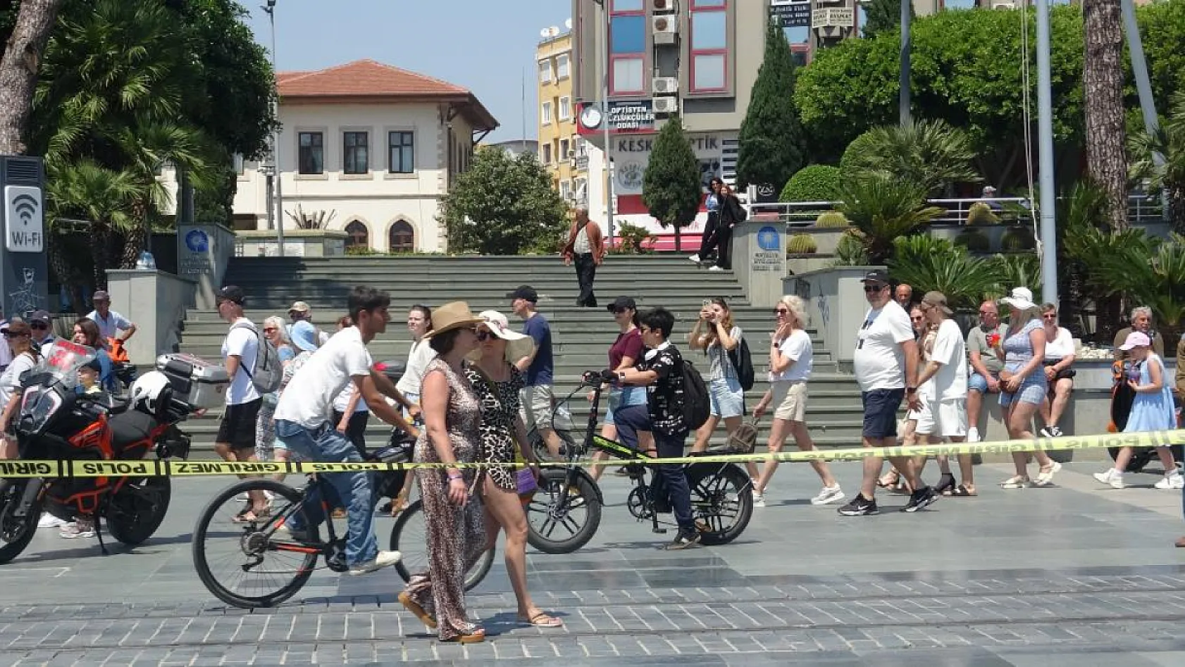 Antalya'da Elinde Benzin Bidonuyla Herkesi Ayağa Kaldırdı