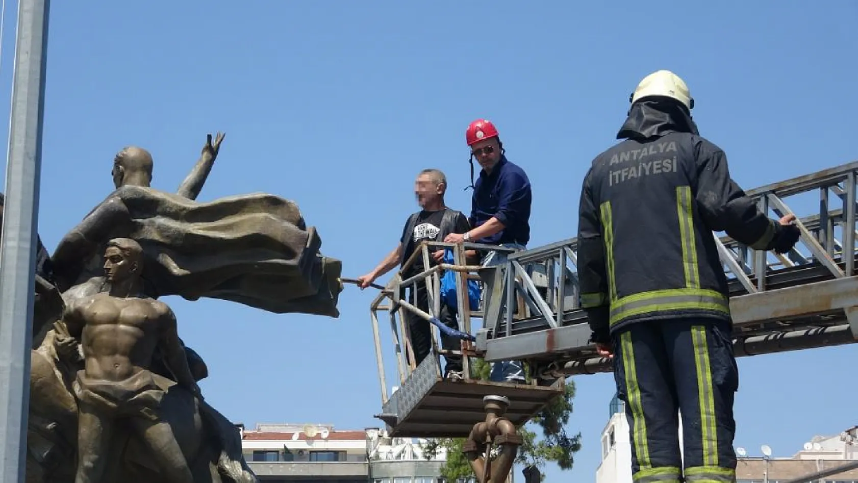 Antalya'da Elinde Benzin Bidonuyla Herkesi Ayağa Kaldırdı