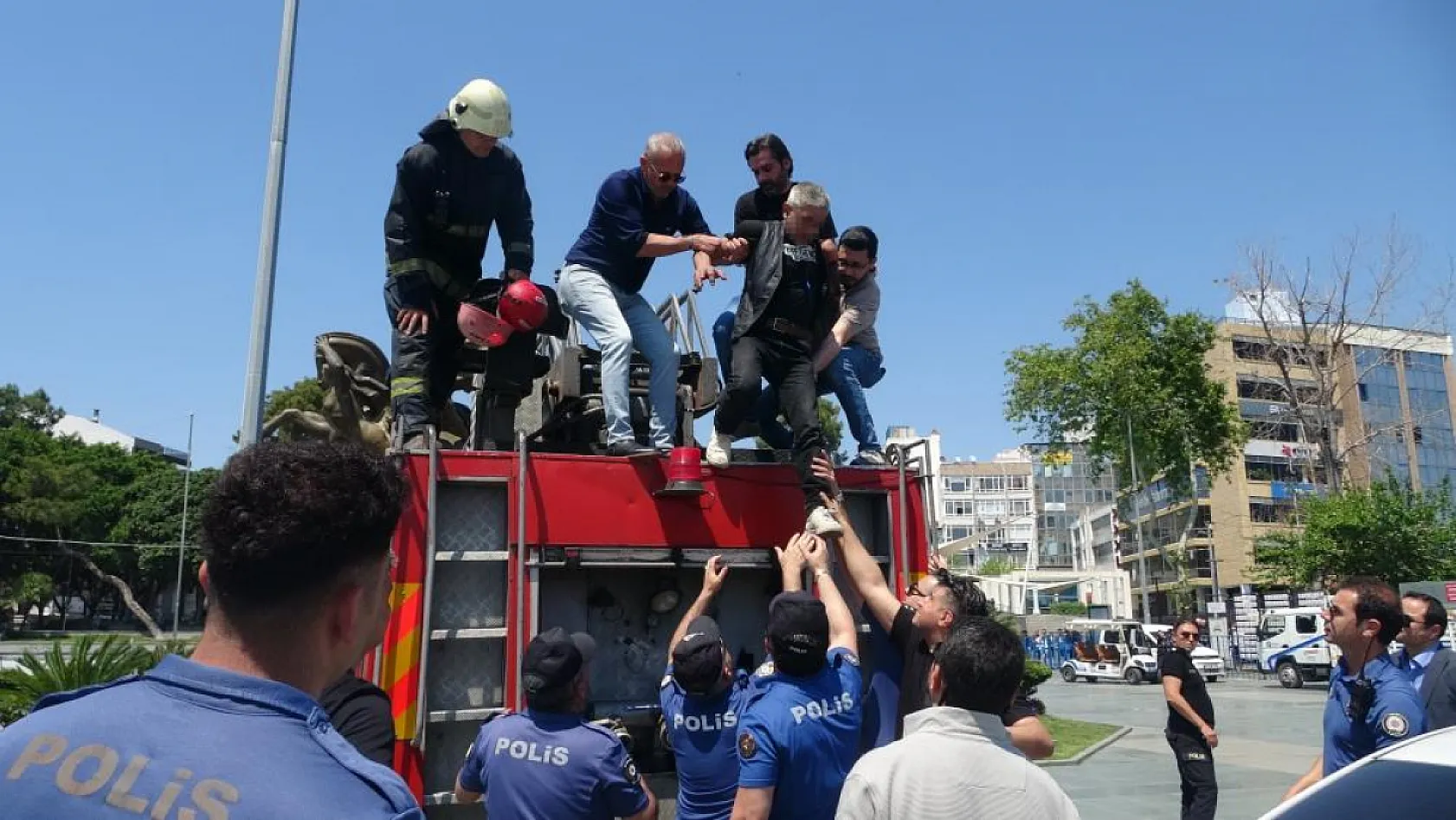 Antalya'da Elinde Benzin Bidonuyla Herkesi Ayağa Kaldırdı