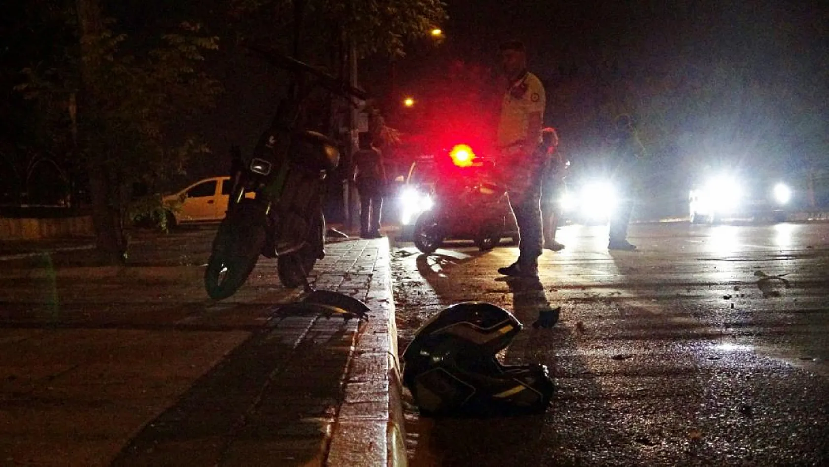 Antalya'da feci kaza: Yayaya çarpan motosikletli hayatını kaybetti