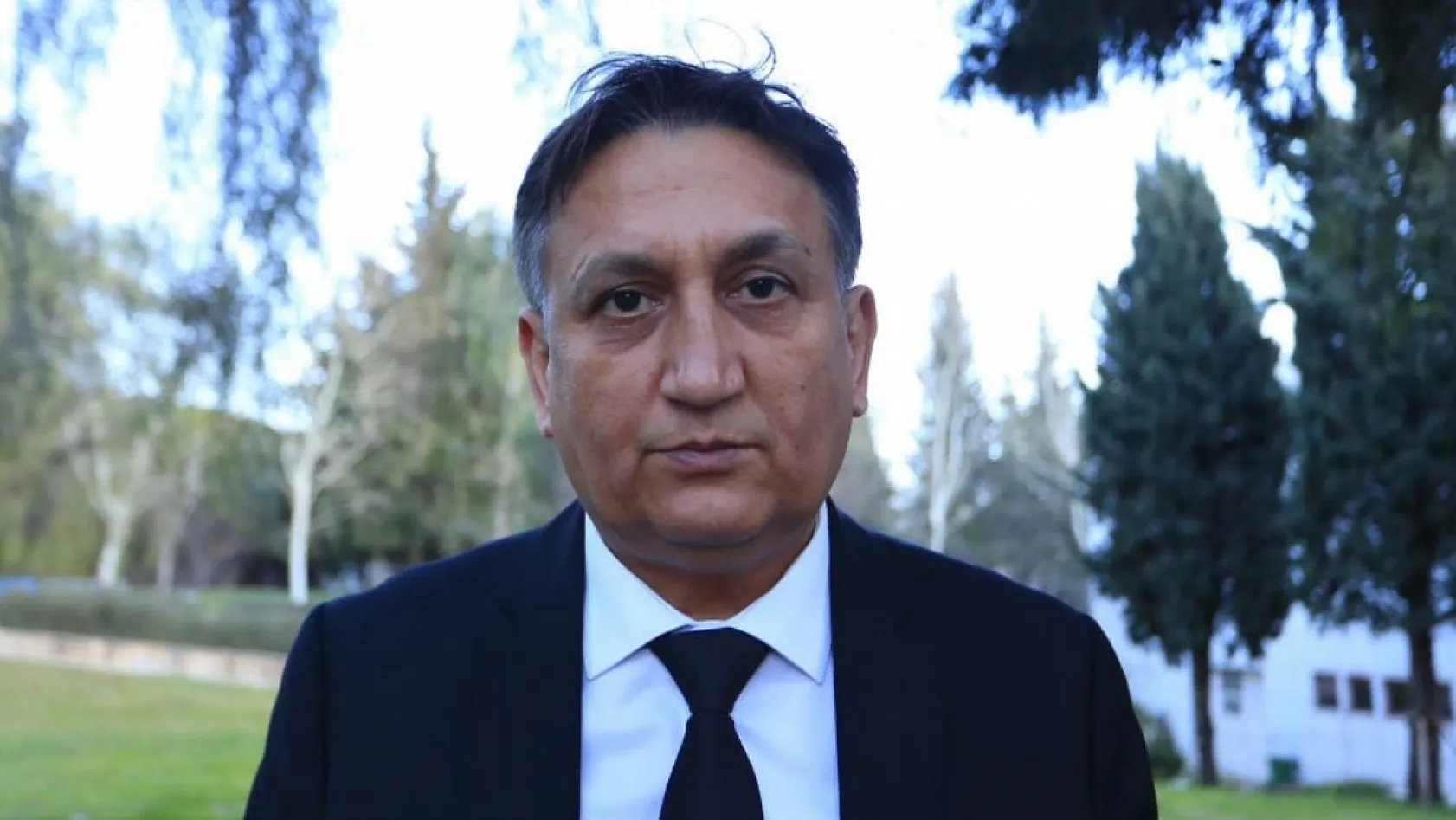 Antalya'da hiç tanımadıkları genci 'Neden bakıyorsun' diye darp edip burnunu kırdılar
