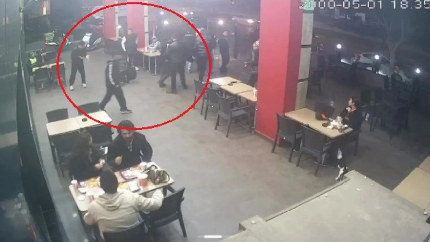 Antalya'da hiç tanımadıkları genci 'Neden bakıyorsun' diye darp edip burnunu kırdılar