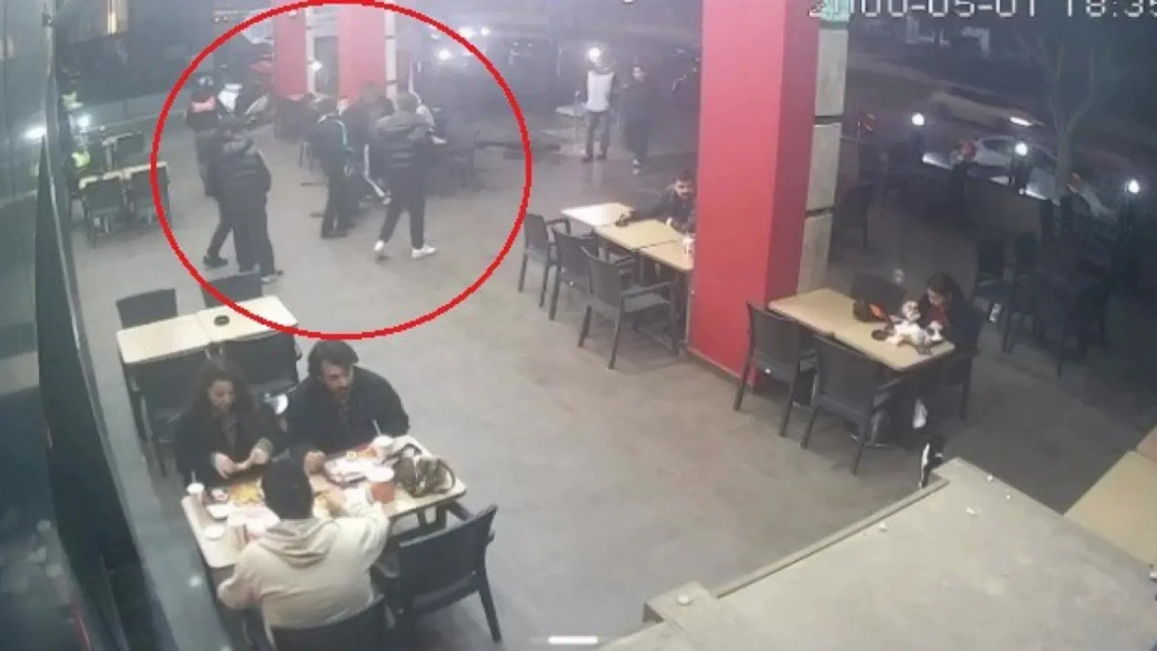 Antalya'da hiç tanımadıkları genci 'Neden bakıyorsun' diye darp edip burnunu kırdılar
