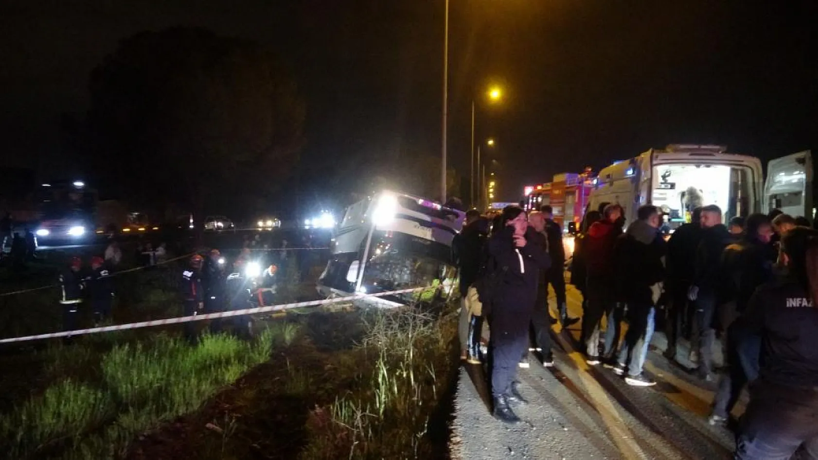 Antalya'da infaz koruma memurlarını taşıyan servis aracı şarampole devrildi: 16 yaralı