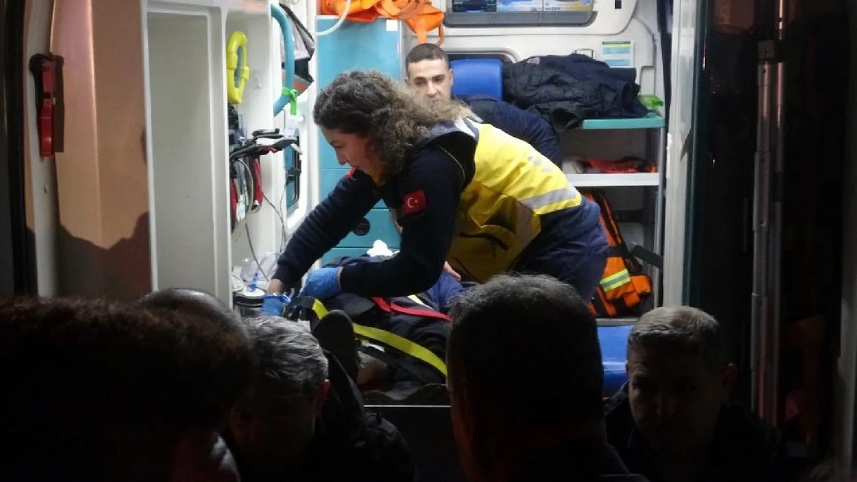 Antalya'da infaz koruma memurlarını taşıyan servis aracı şarampole devrildi: 16 yaralı