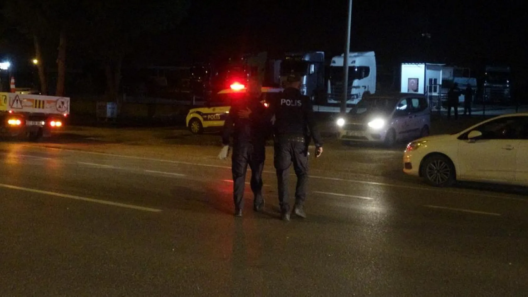 Antalya'da infaz koruma memurlarını taşıyan servis aracı şarampole devrildi: 16 yaralı