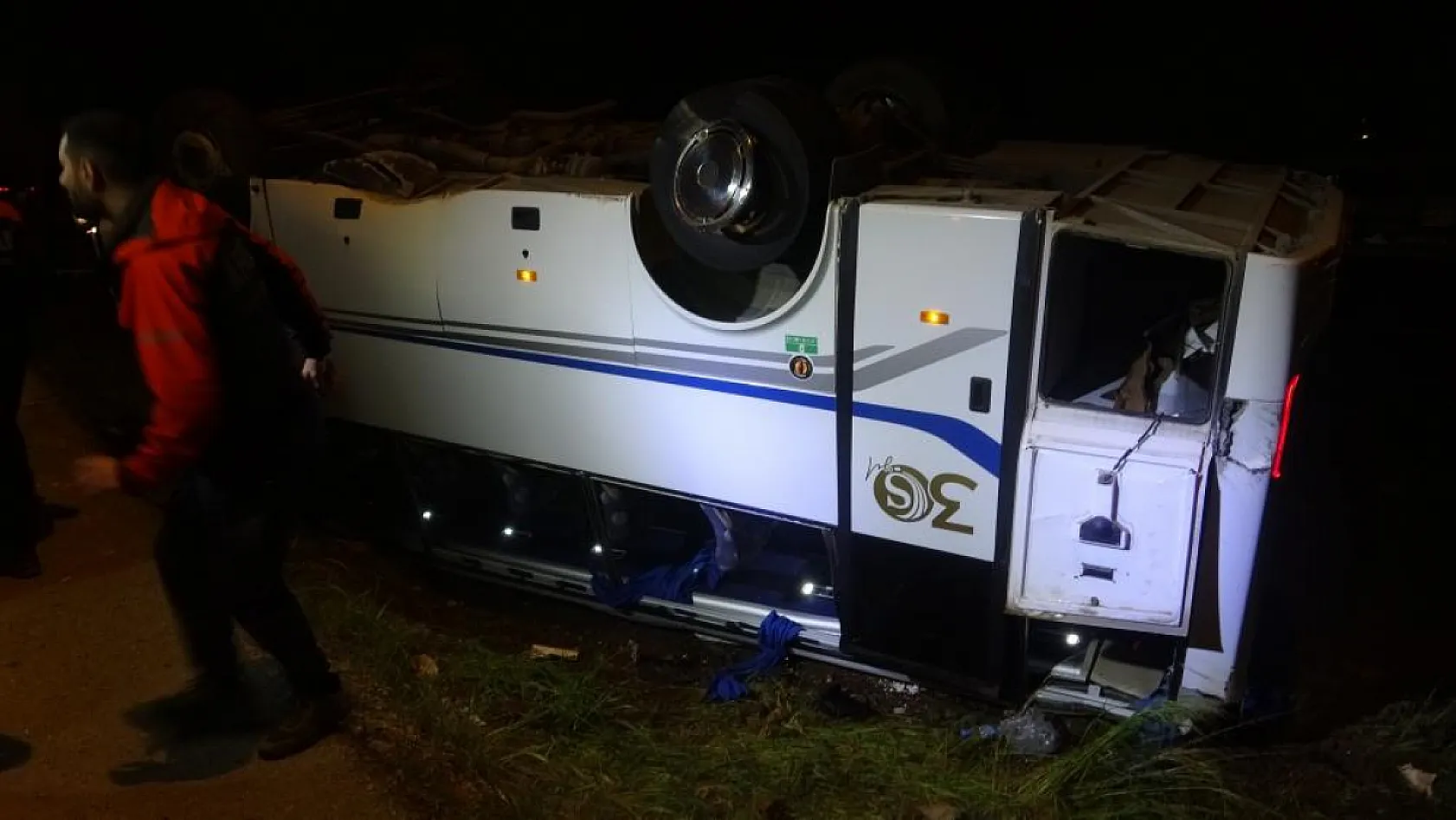 Antalya'da infaz koruma memurlarını taşıyan servis aracı şarampole devrildi: 16 yaralı