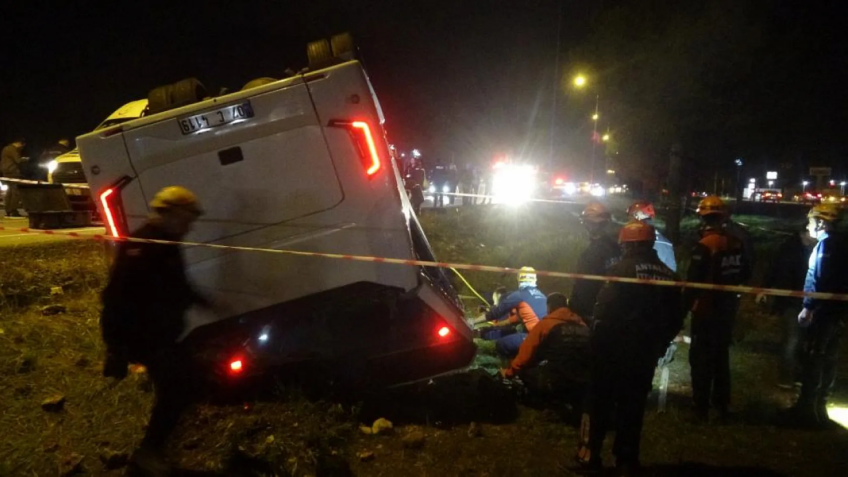 Antalya'da infaz koruma memurlarını taşıyan servis aracı şarampole devrildi: 16 yaralı