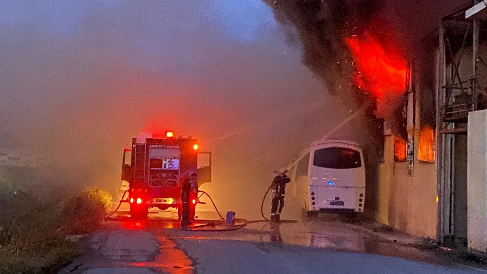 Antalya'da inşaat malzemeleri deposunda yangın