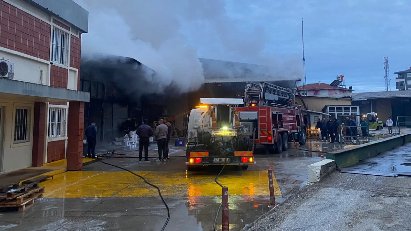 Antalya'da inşaat malzemeleri deposunda yangın