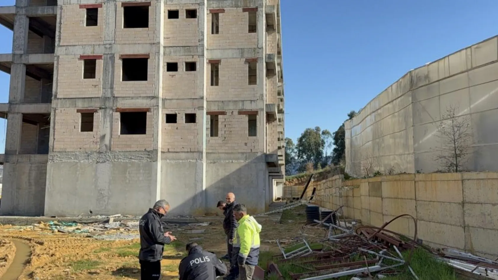 Antalya'da inşaatın 5'nci katından düşen işçi yaralandı