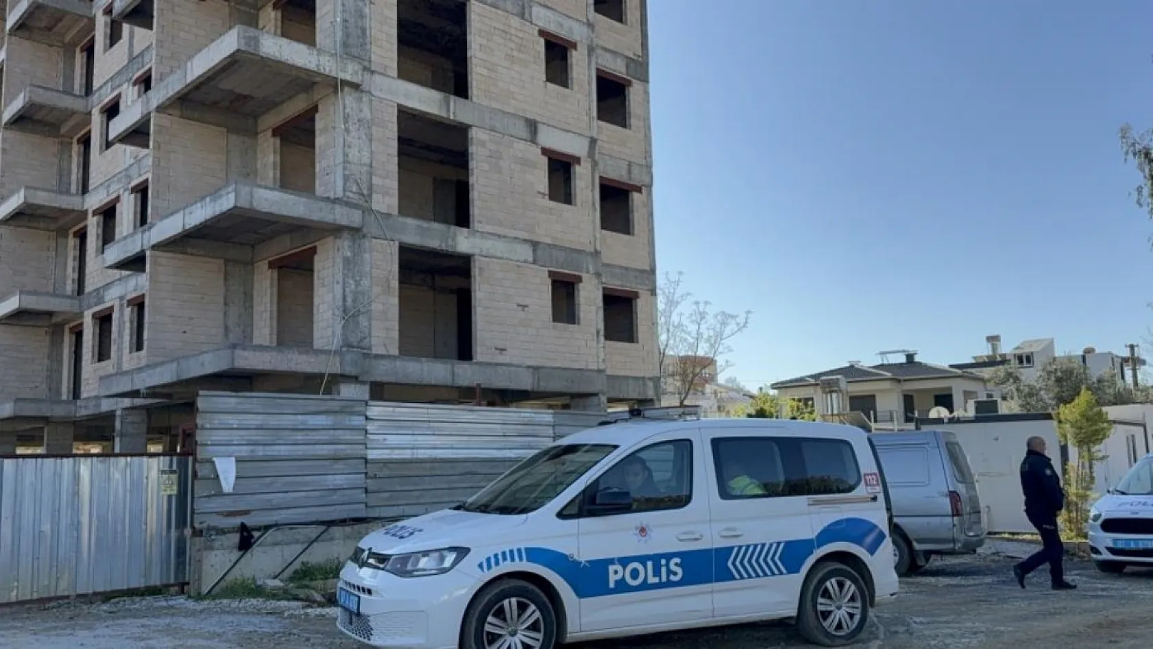 Antalya'da inşaatın 5'nci katından düşen işçi yaralandı