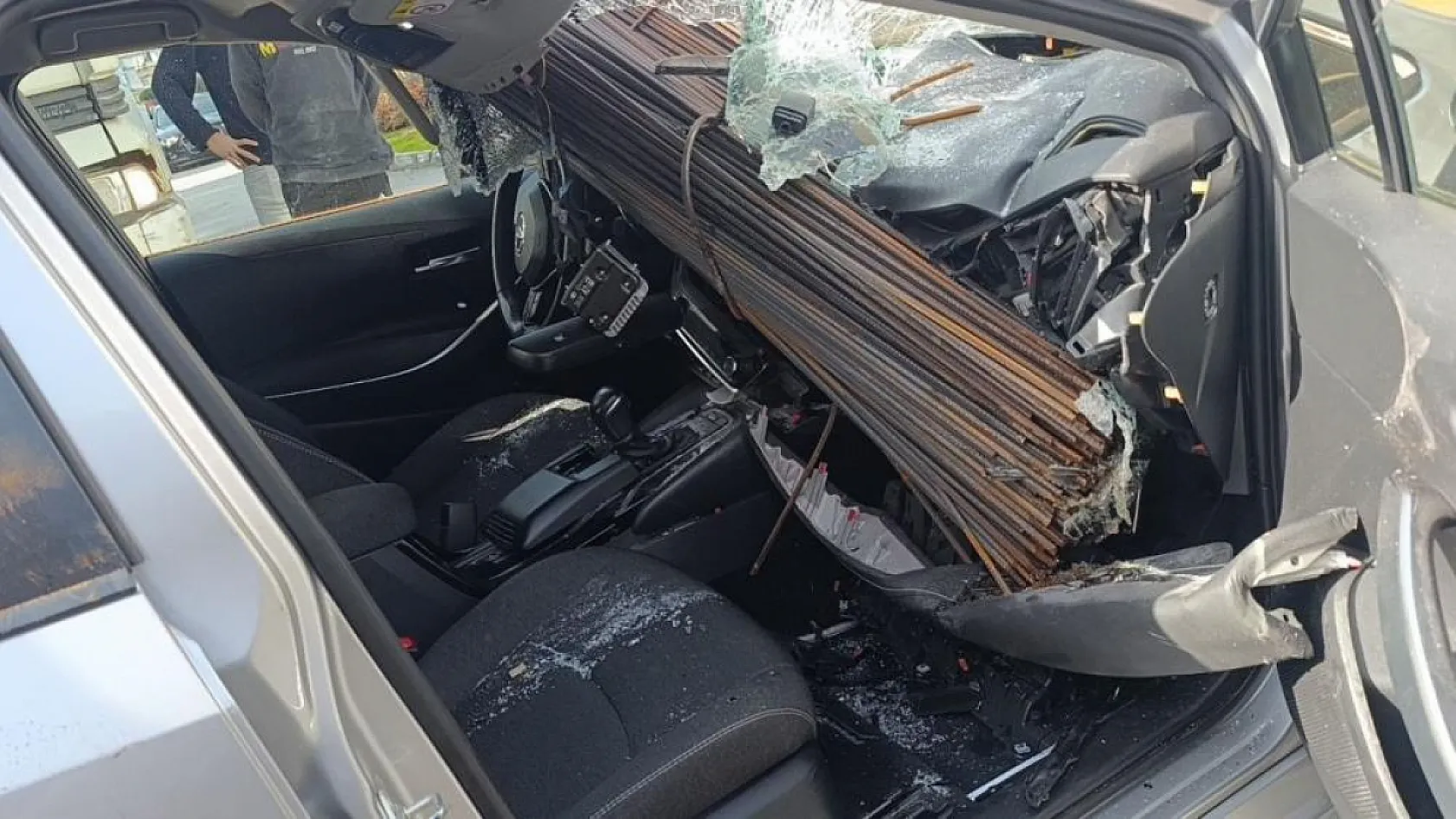 Antalya'da kamyonun üzerindeki inşaat demirleri seyir halindeki otomobile 'ok' gibi saplandı