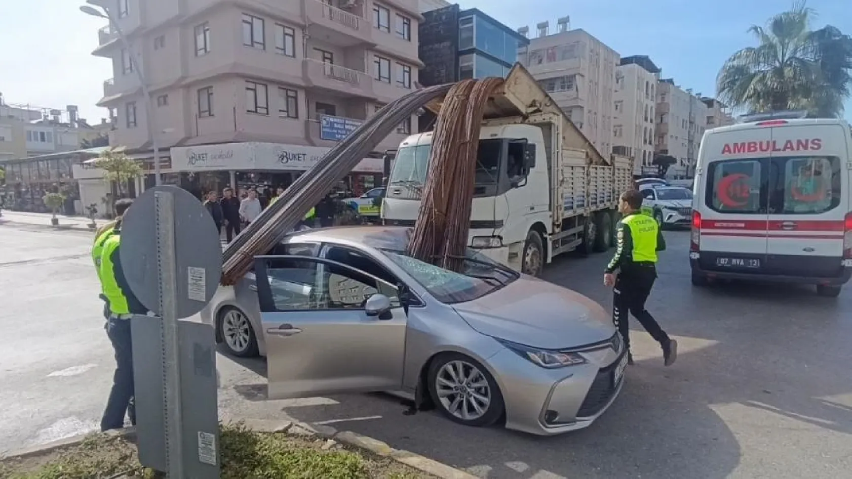 Antalya'da kamyonun üzerindeki inşaat demirleri seyir halindeki otomobile 'ok' gibi saplandı