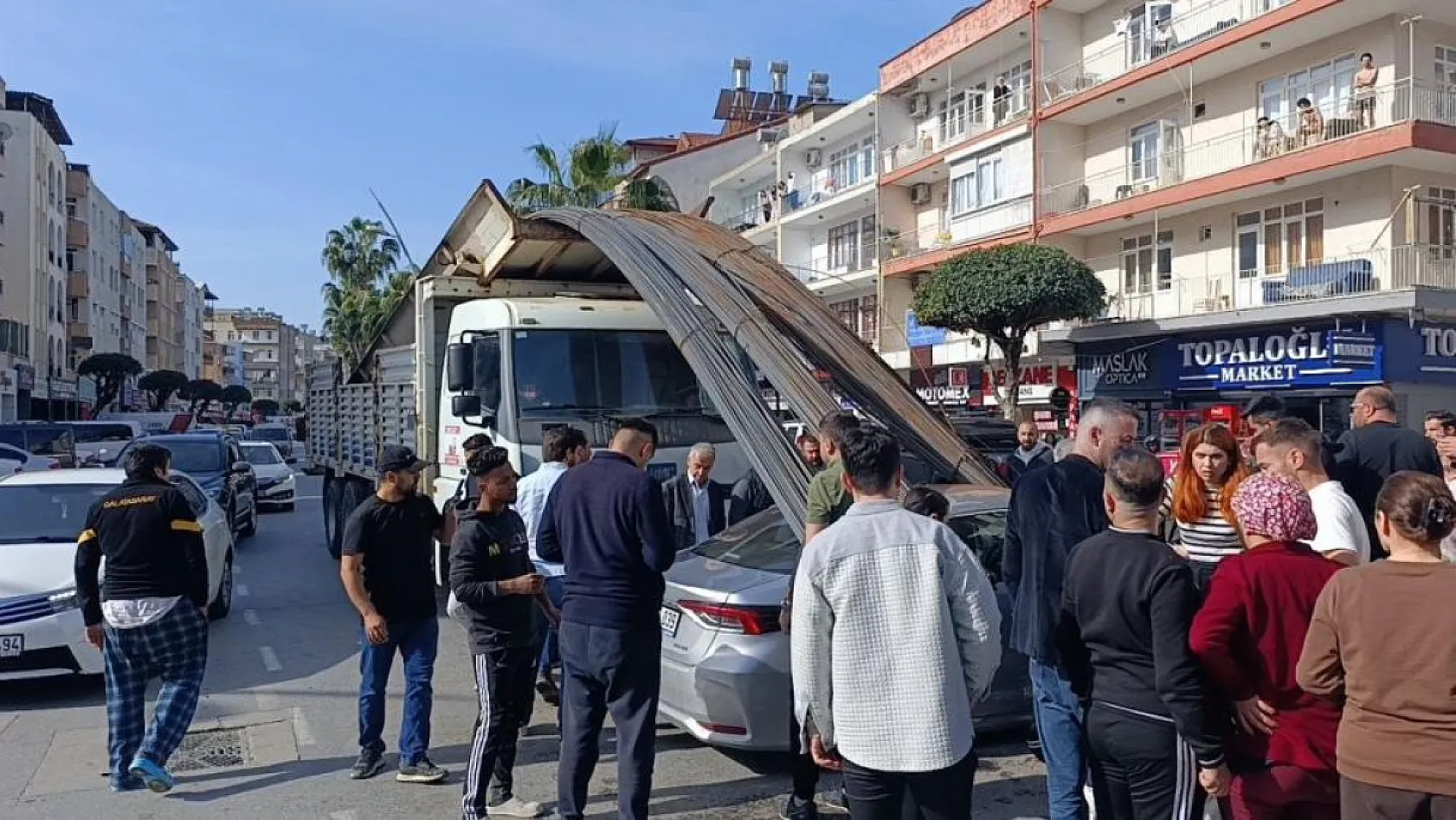 Antalya'da kamyonun üzerindeki inşaat demirleri seyir halindeki otomobile 'ok' gibi saplandı