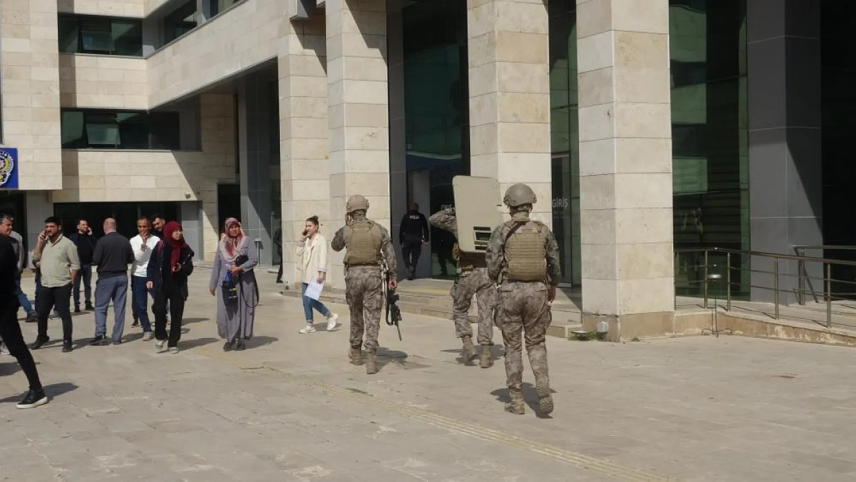 Antalya'da Kaymakamlık binasında ateş açarak kendini odaya kilitleyen şahıs teslim oldu