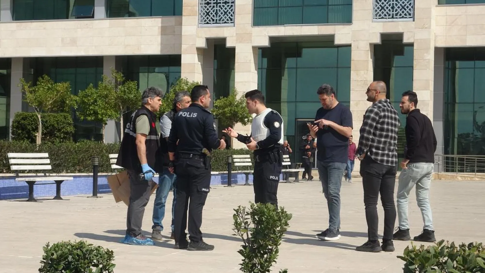 Antalya'da Kaymakamlık binasında ateş açarak kendini odaya kilitleyen şahıs teslim oldu