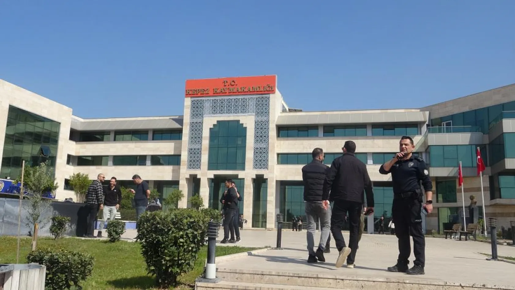 Antalya'da Kaymakamlık binasında ateş açarak kendini odaya kilitleyen şahıs teslim oldu