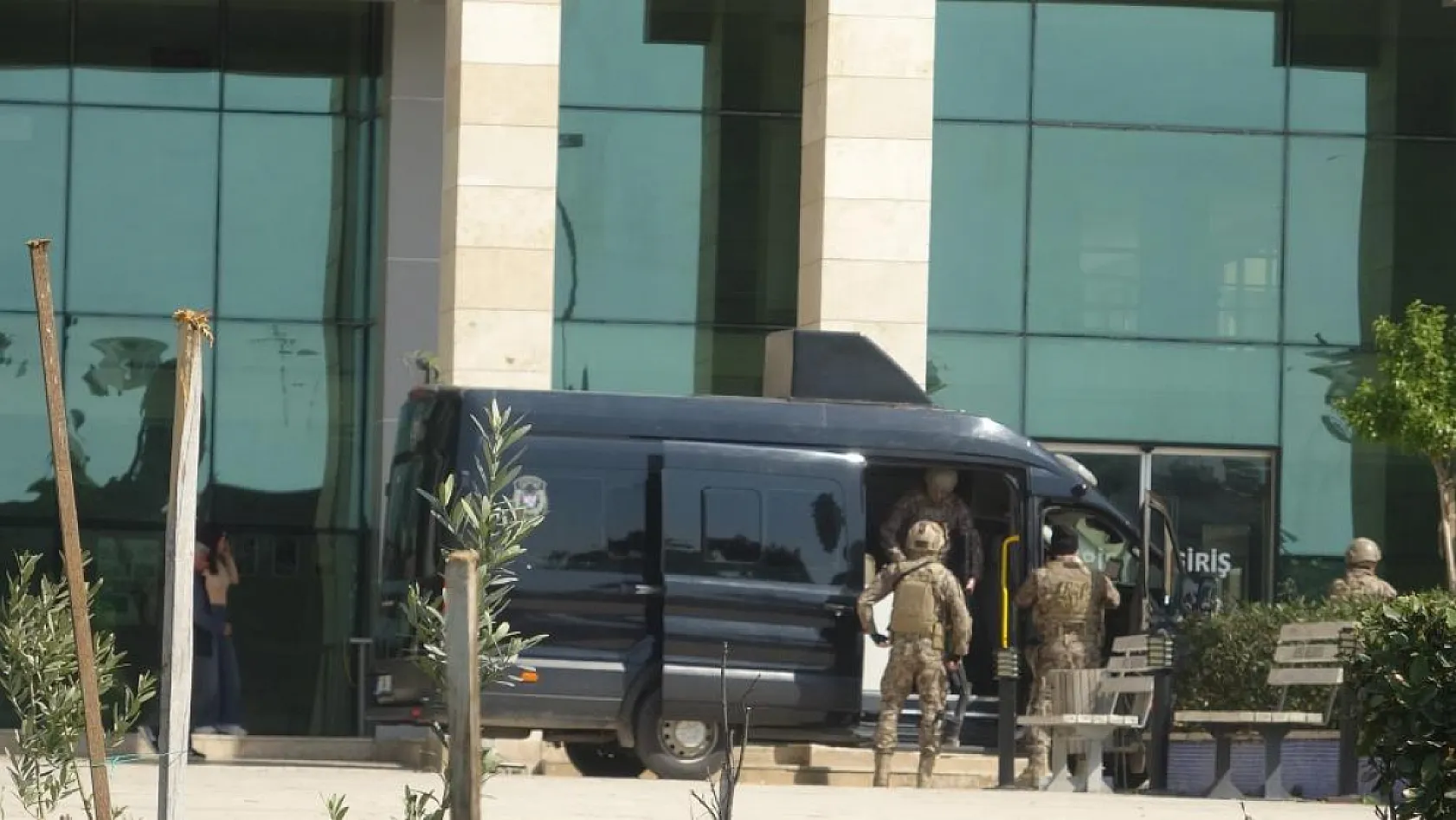 Antalya'da Kaymakamlık binasında ateş açarak kendini odaya kilitleyen şahıs teslim oldu