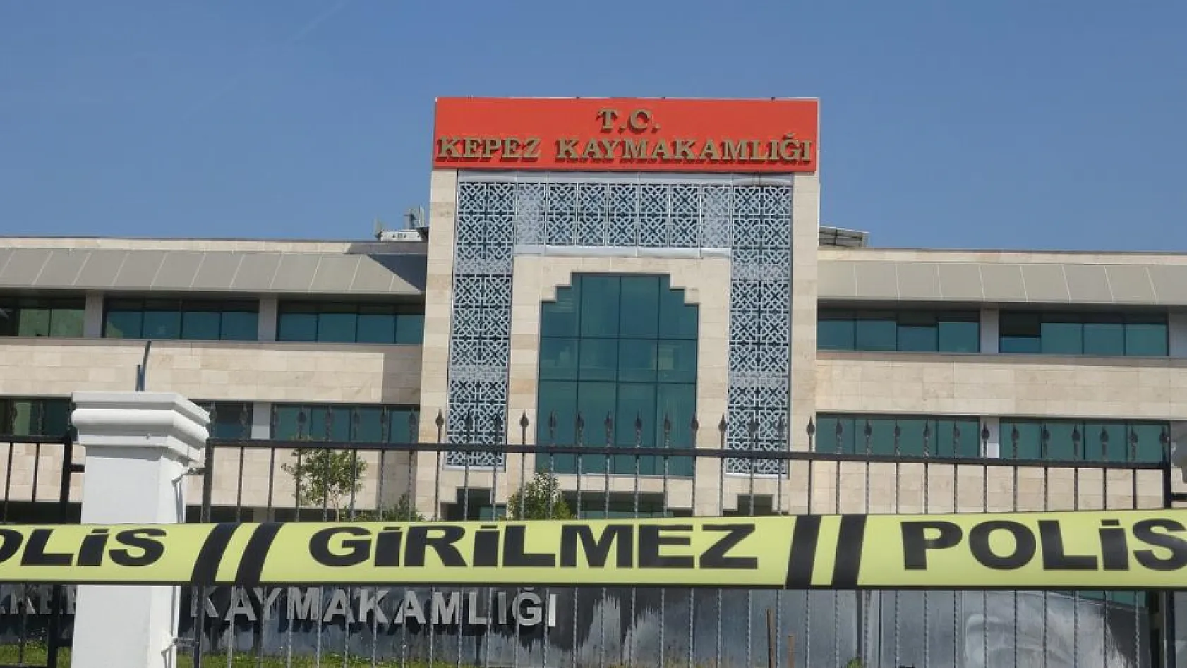 Antalya'da Kaymakamlık binasında ateş açarak kendini odaya kilitleyen şahıs teslim oldu