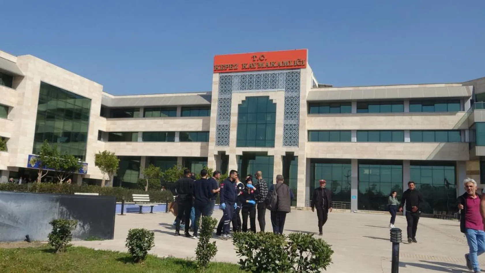 Antalya'da Kaymakamlık binasında ateş açarak kendini odaya kilitleyen şahıs teslim oldu