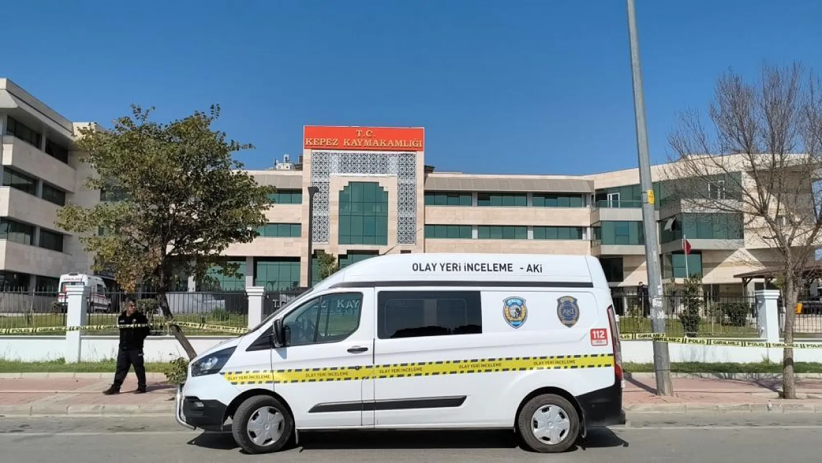 Antalya'da Kaymakamlık binasında ateş açtı, kendisini odaya kilitledi
