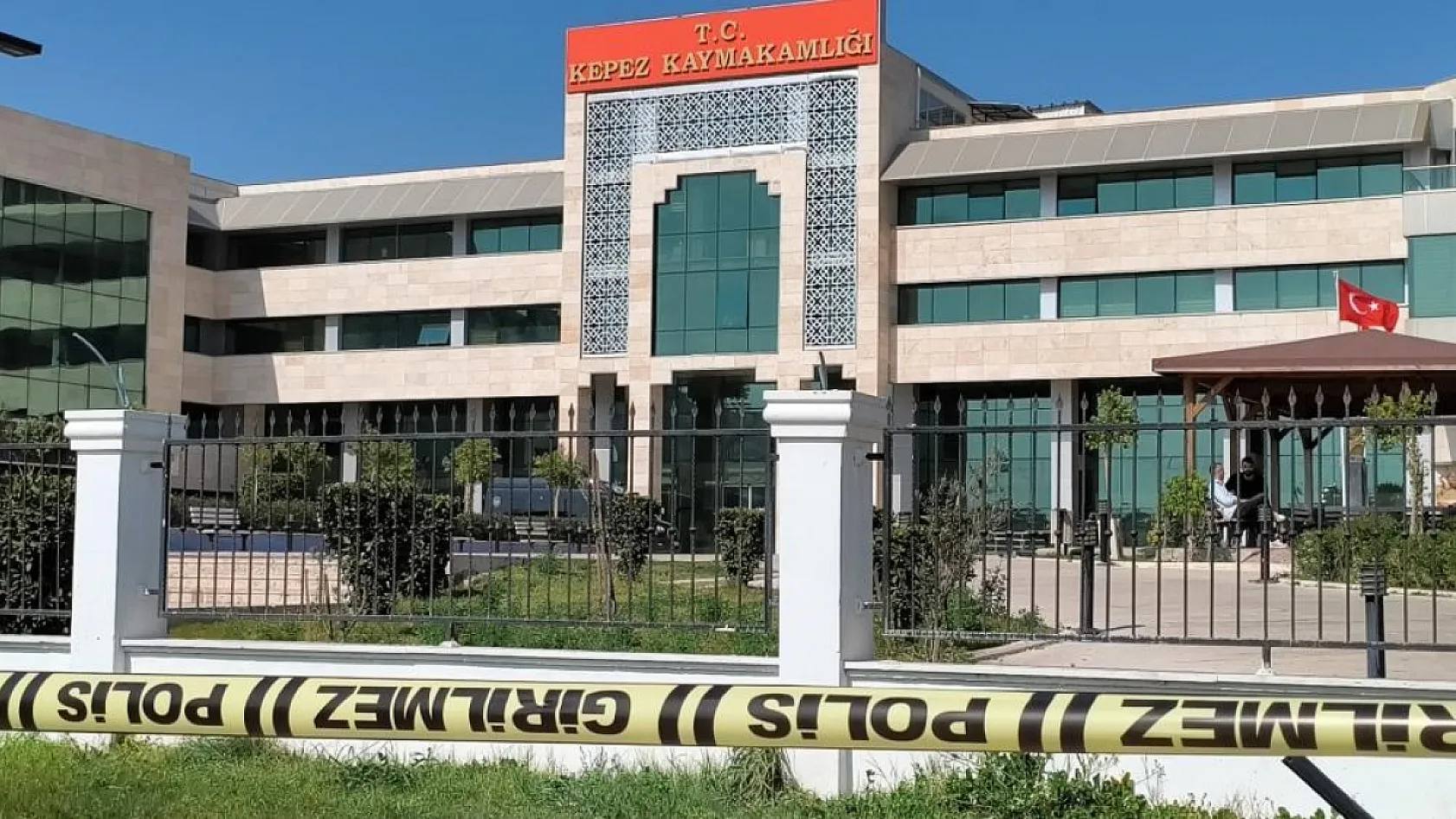 Antalya'da Kaymakamlık binasında ateş açtı, kendisini odaya kilitledi