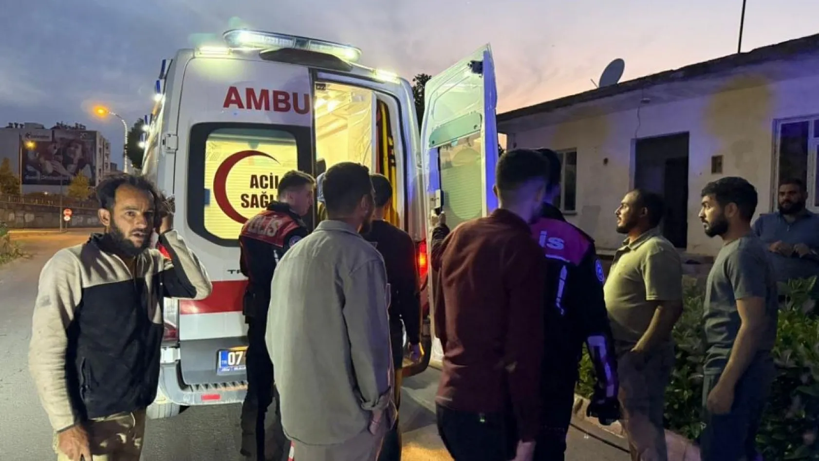 Antalya'da kazada yaralanan küçük kardeşleri kimse ikna edemedi: Babadan gelen telefonla ambulansa bindiler