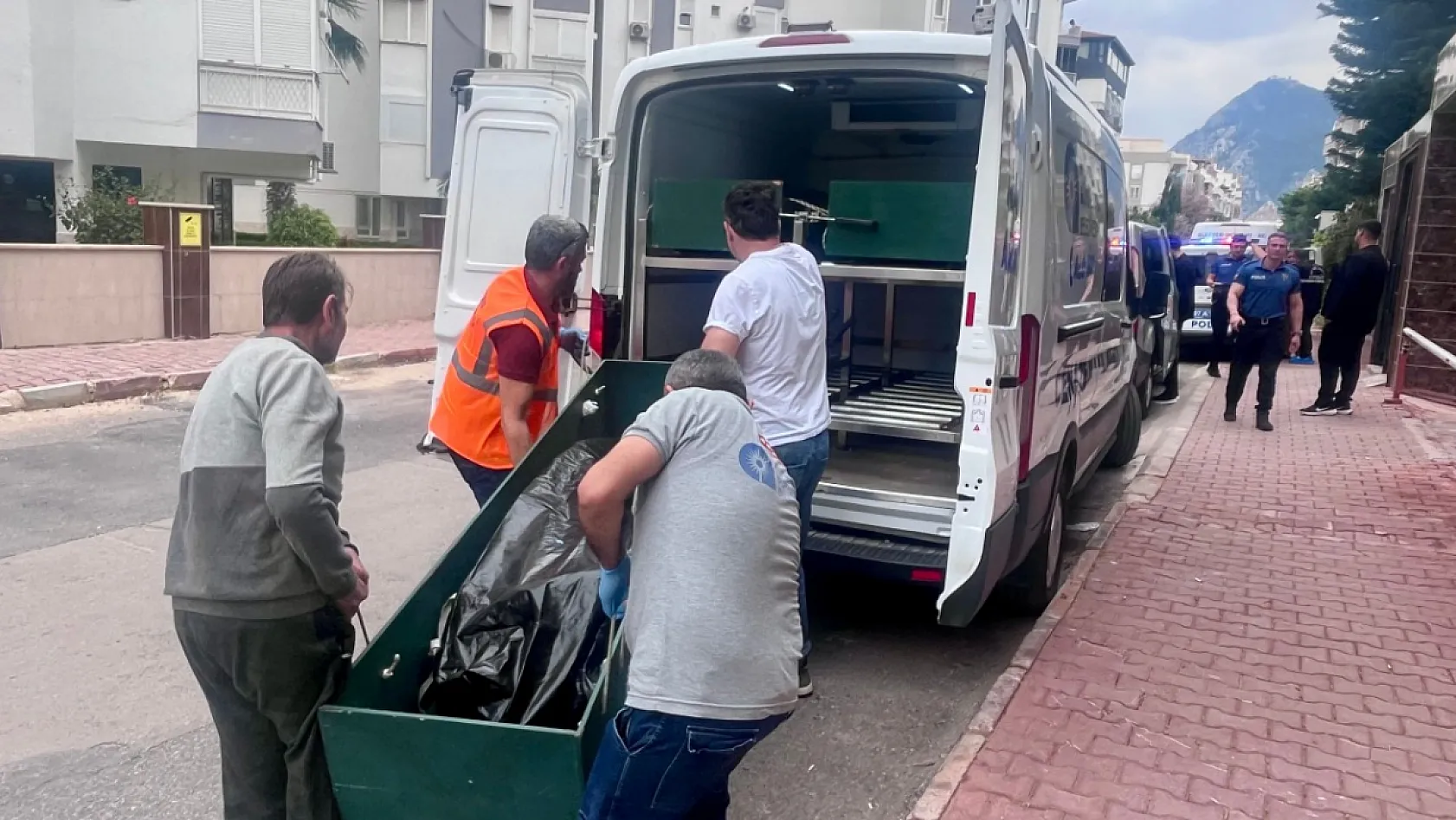 Antalya'da Kazakistan uyruklu kadın evinde ölü bulundu