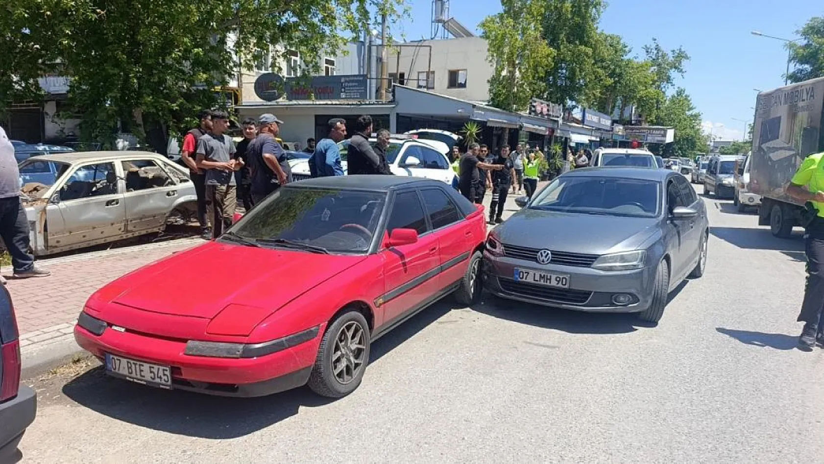 Antalya'da kazaya neden olan sürücü, kendisini durdurmak isteyenlere biber gazı sıktı