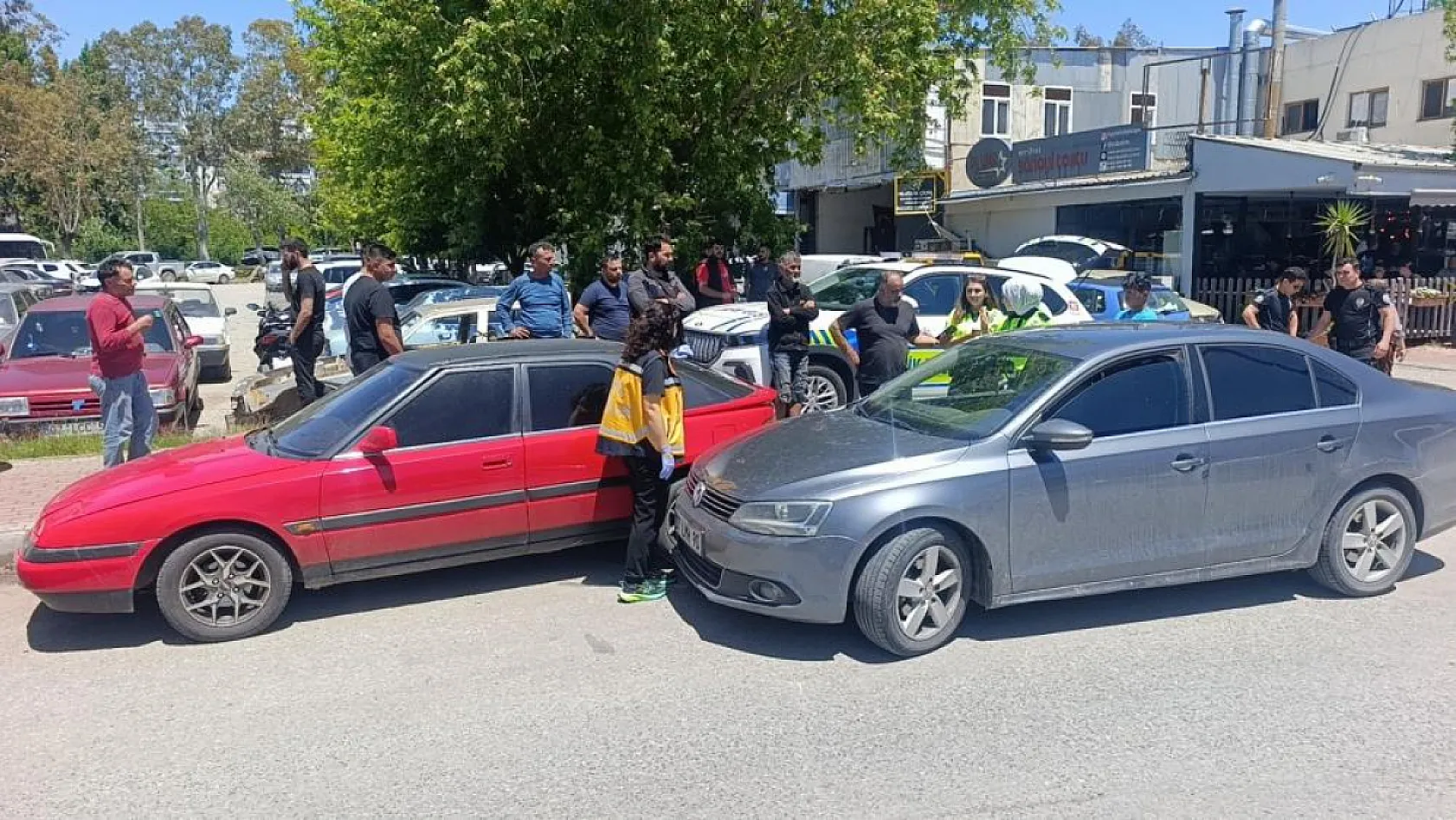Antalya'da kazaya neden olan sürücü, kendisini durdurmak isteyenlere biber gazı sıktı