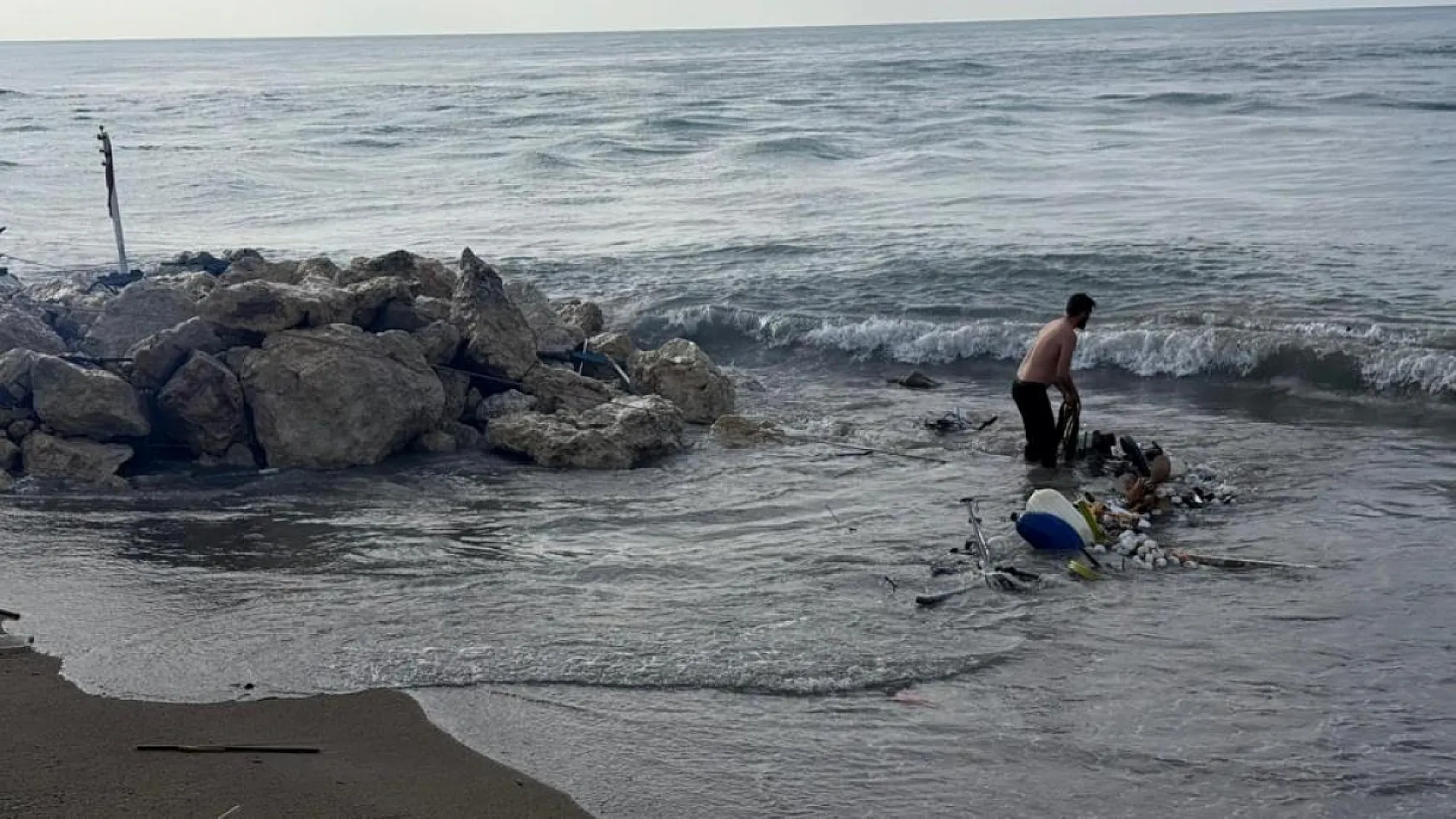 Antalya'da kıyıya yanaşmak istedikleri tekne kayalıklara çarpıp paramparça oldu