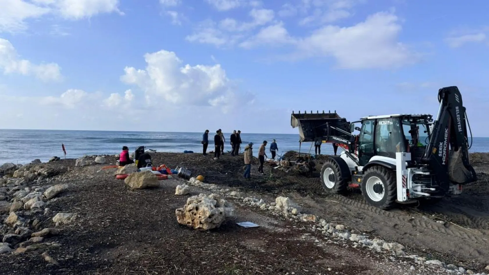 Antalya'da kıyıya yanaşmak istedikleri tekne kayalıklara çarpıp paramparça oldu