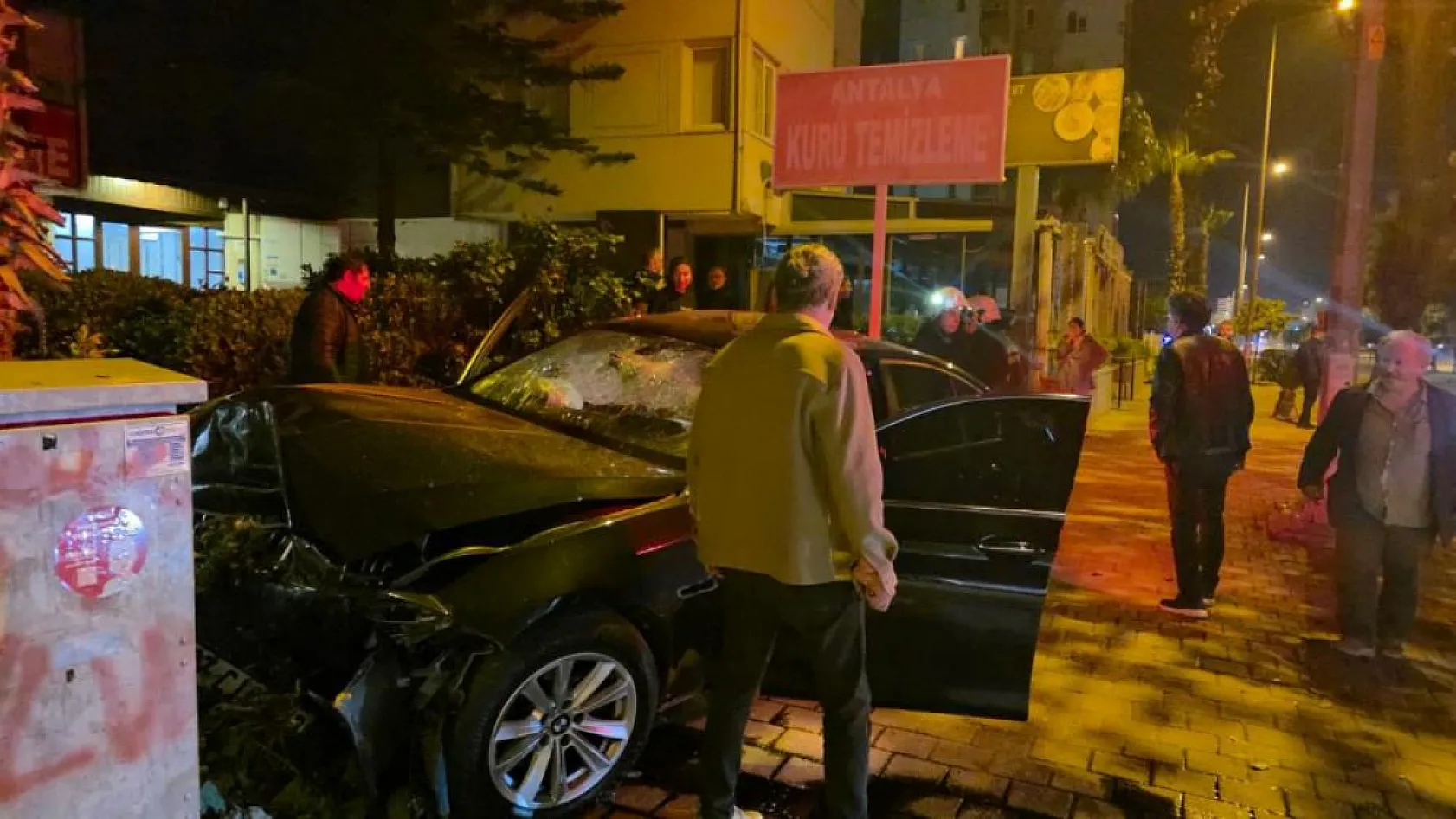 Antalya'da Otomobil Duvara Çarptı: Sürücü Hayatını Kaybetti