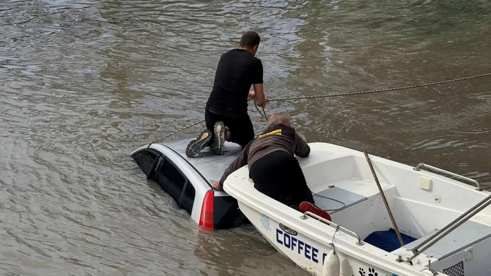 Antalya'da kontrolden çıkan otomobil ırmağa uçtu