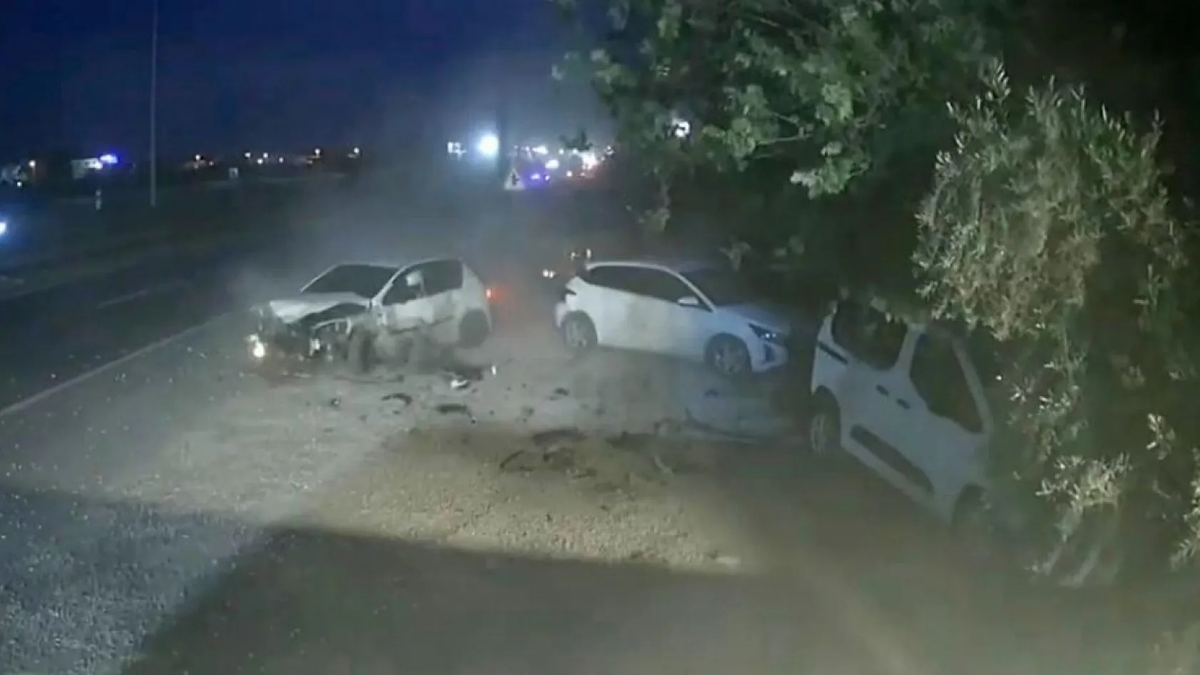 Antalya'da kontrolden çıkan otomobil park halindeki araçları hurdaya çevirdi: 4 yaralı