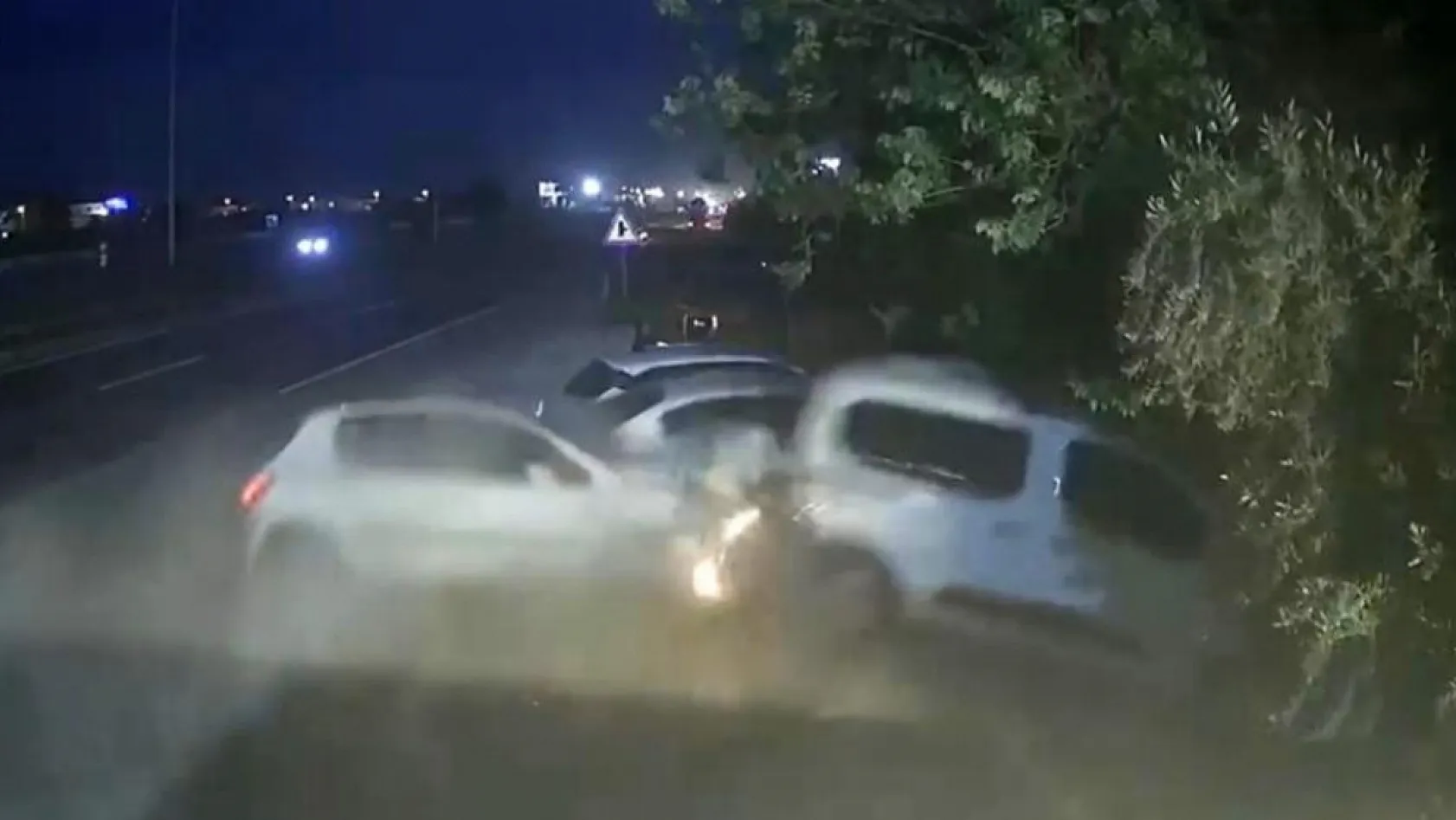 Antalya'da kontrolden çıkan otomobil park halindeki araçları hurdaya çevirdi: 4 yaralı