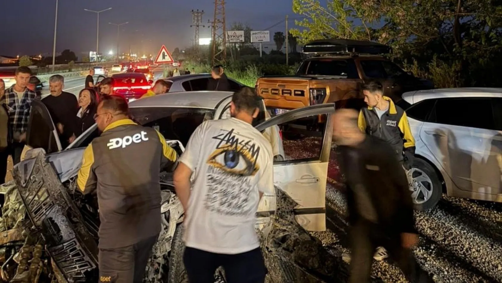 Antalya'da kontrolden çıkan otomobil park halindeki araçları hurdaya çevirdi: 4 yaralı