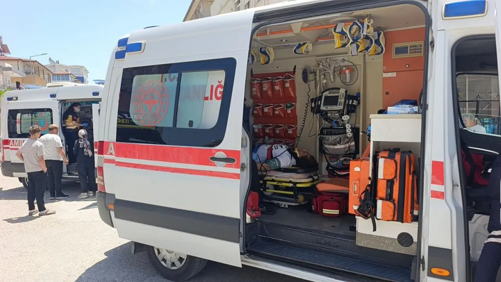 Antalya'da kontrolsüz kavşakta ölümden döndüler: 4 yaralı