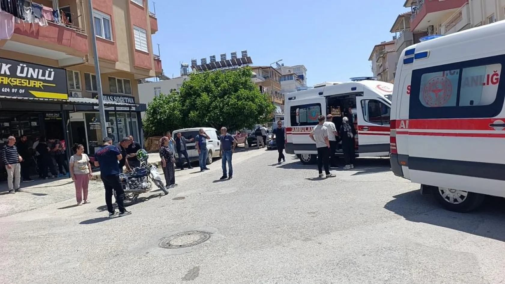 Antalya'da kontrolsüz kavşakta ölümden döndüler: 4 yaralı
