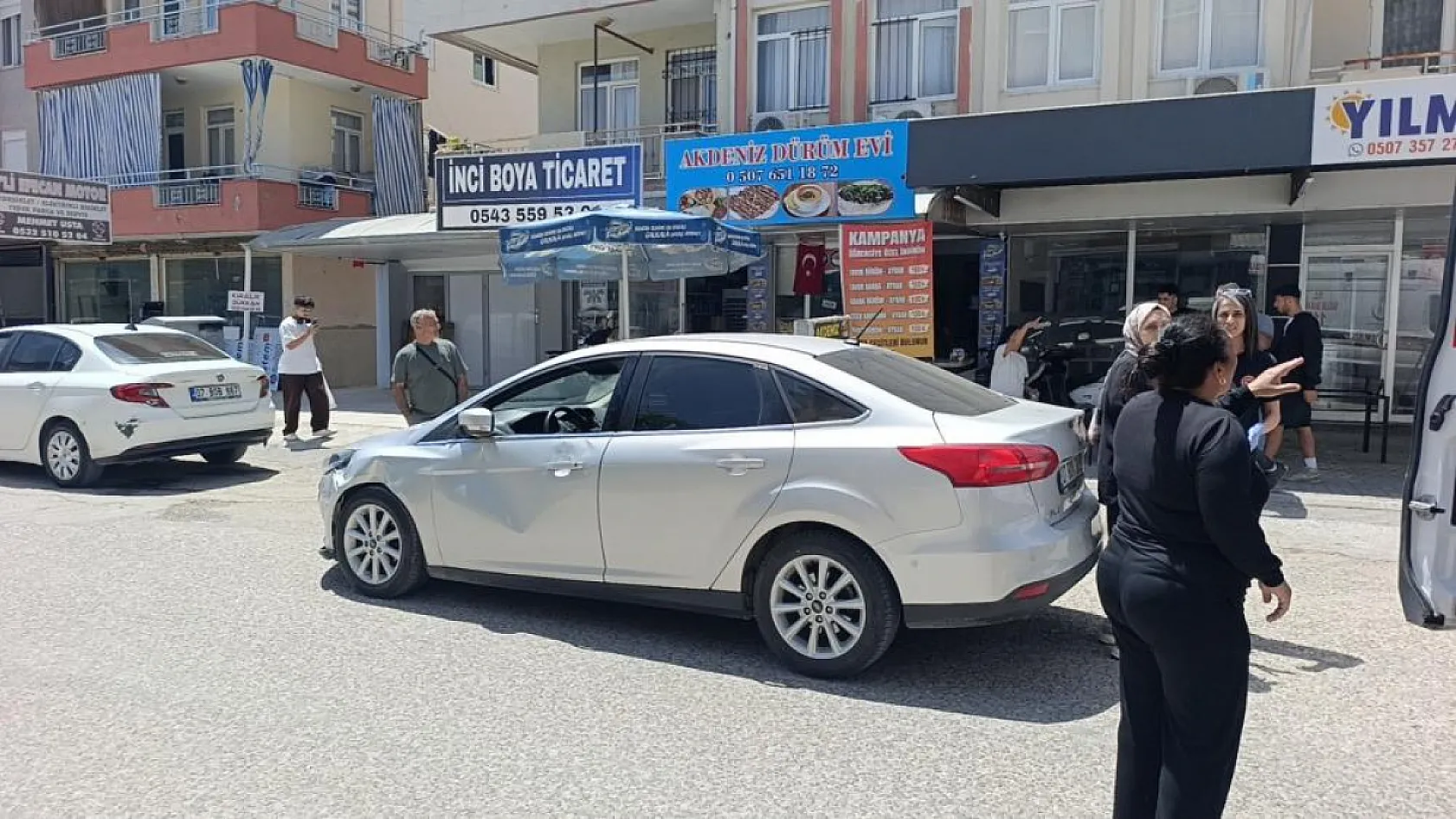 Antalya'da kontrolsüz kavşakta ölümden döndüler: 4 yaralı