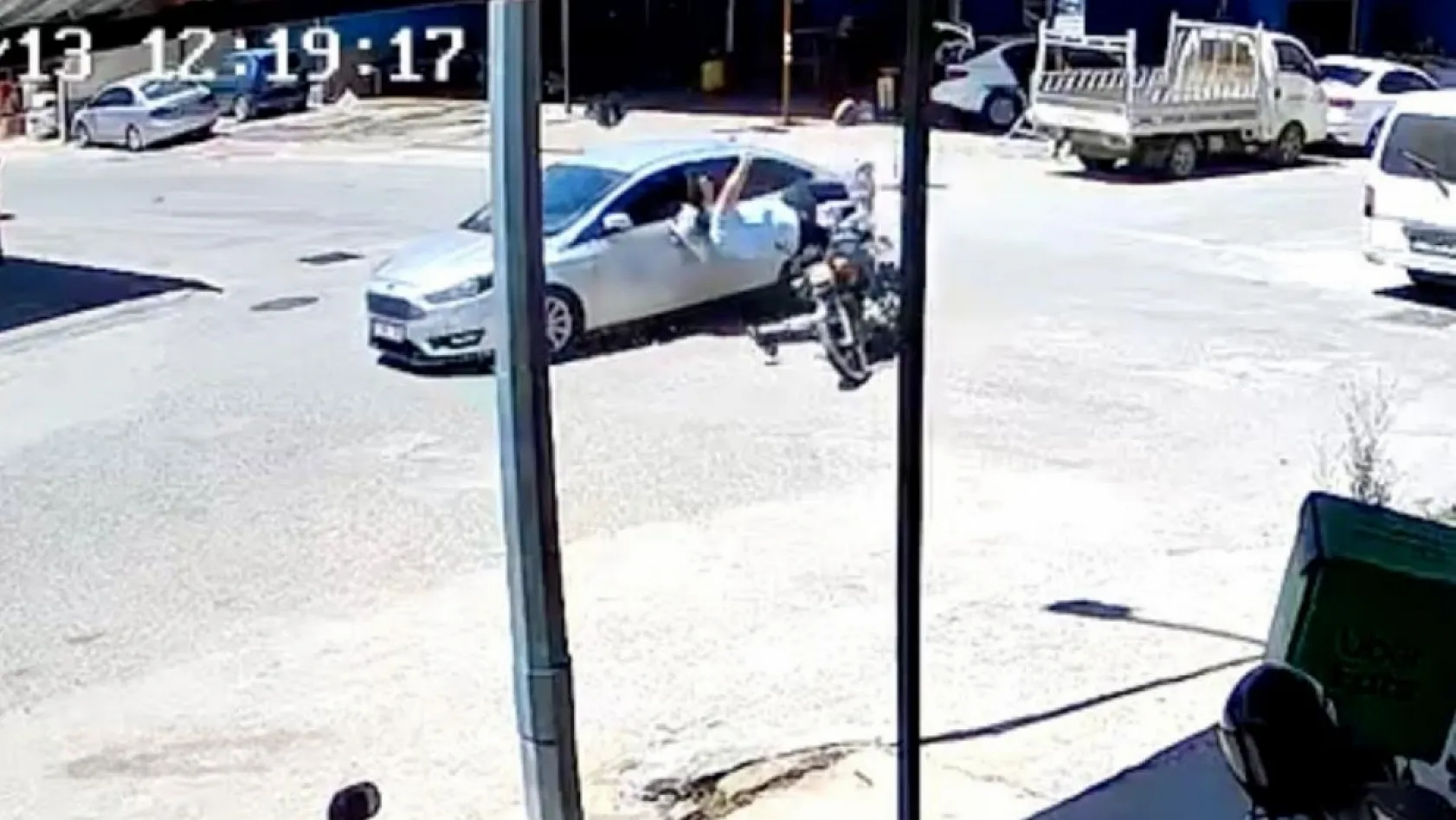 Antalya'da kontrolsüz kavşakta ölümden döndüler: 4 yaralı