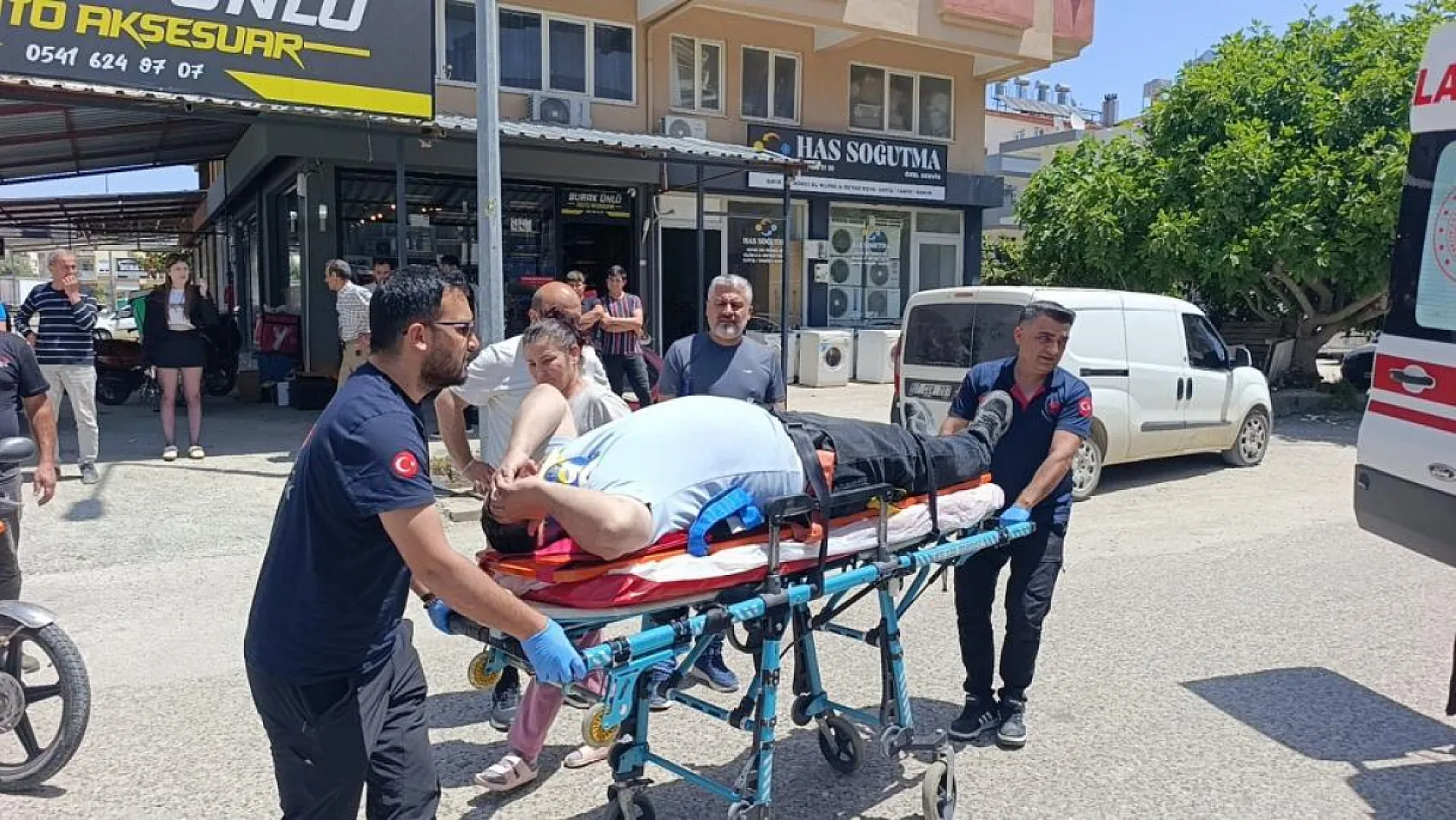 Antalya'da kontrolsüz kavşakta ölümden döndüler: 4 yaralı
