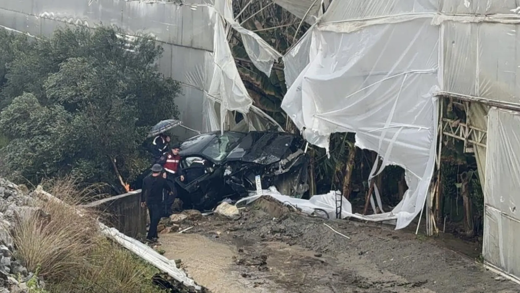 Antalya'da lüks otomobil seraya daldı aynı noktada 3 günde ikinci kaza: 4 yaralı